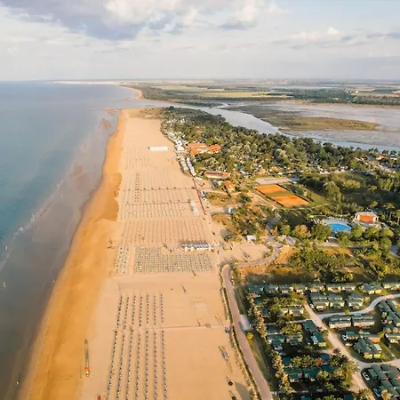 Luminous Beachside Flat-beahost Bibione